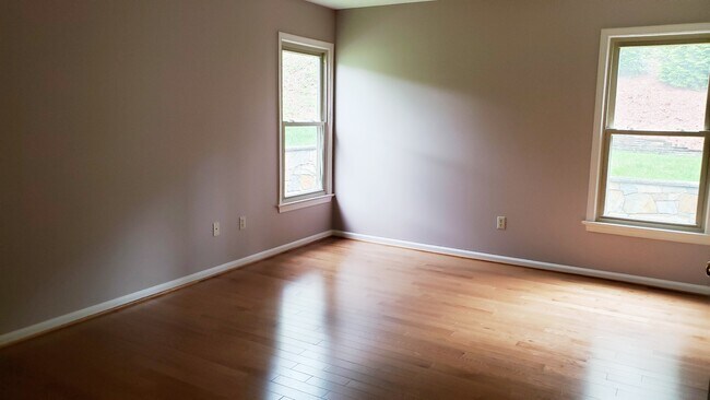 Building Photo - 1542 Surry Hill Ct