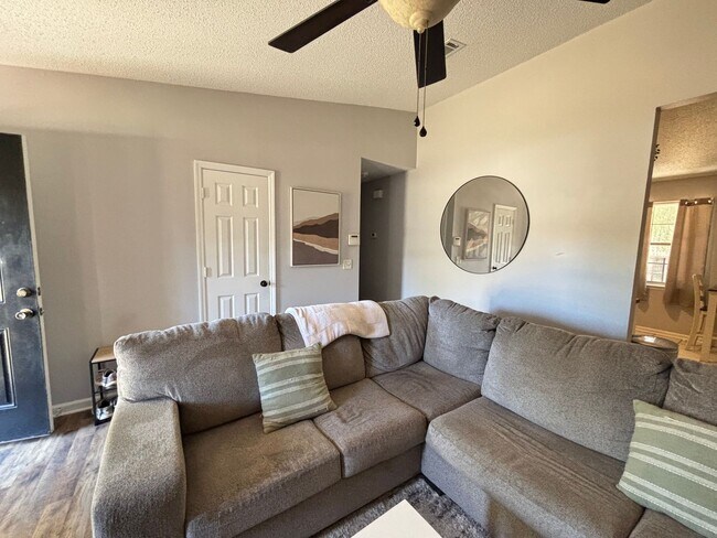 Building Photo - FOR RENT