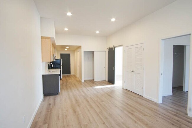 Building Photo - App Fee Special: Top Floor Modern 2 Bdr w/ W&D + AC!