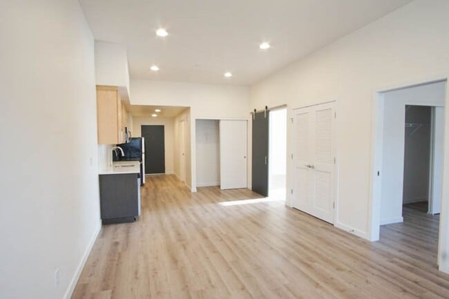 Building Photo - SPRING SPECIAL: Top Floor Modern 2 Bdr w/ W&D + AC!