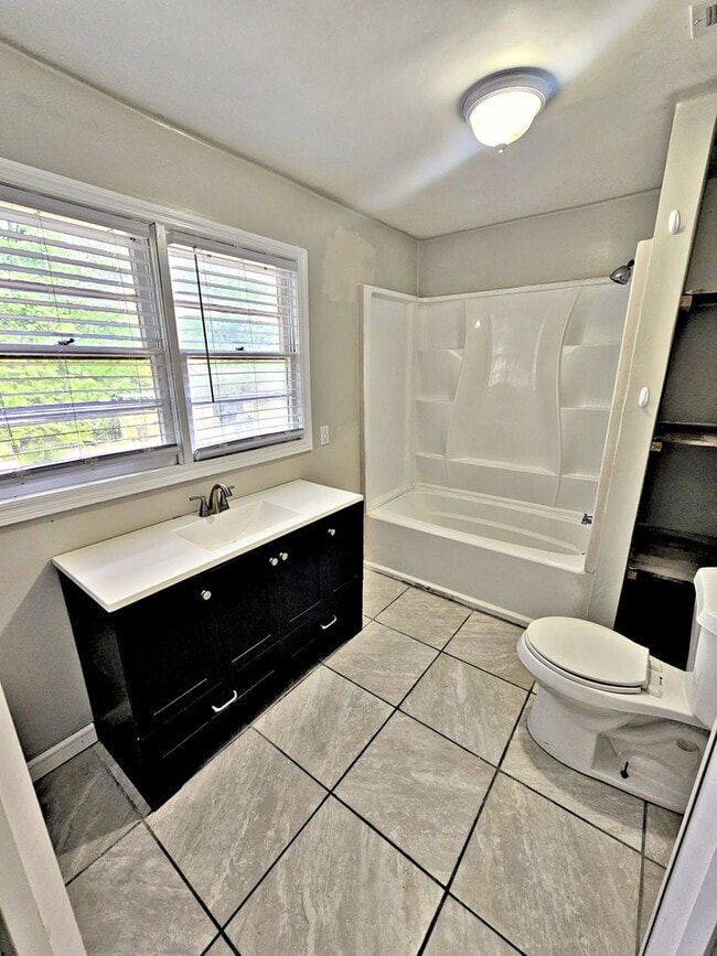 Building Photo - 614 3rd Ave SW