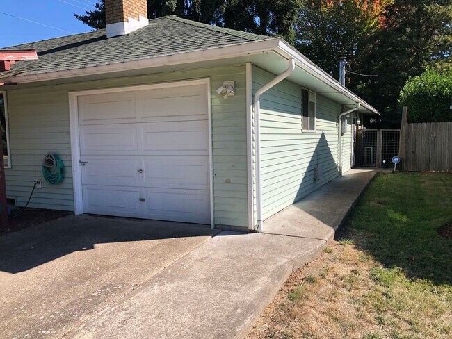 Building Photo - 3 bedroom 1 bath house in Eugene! MOVE IN ...