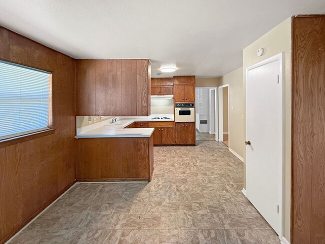 Building Photo - Charming 3-Bedroom Home with Bonus Room in...