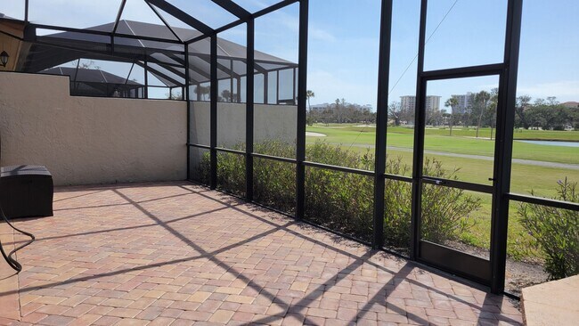 Building Photo - Seasonal/short term renovated 3/3 villa with golf course views on Longboat Key!