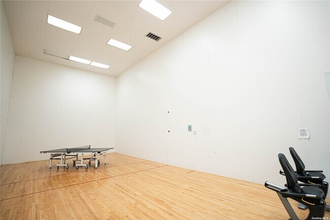 Building Photo - 30 Club Dr S