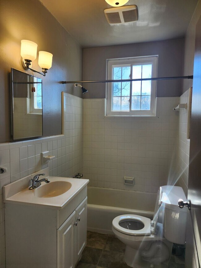 Building Photo - 4911 Sunnyside Ave