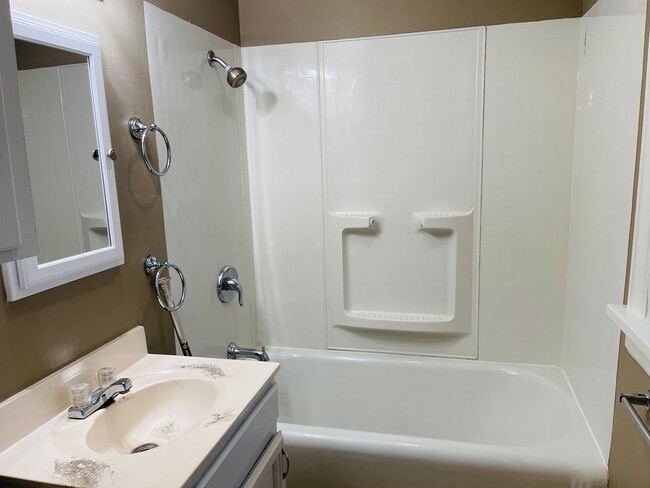 Building Photo - 3 bedroom house - Pet Friendly, Garage, Fenced Yard