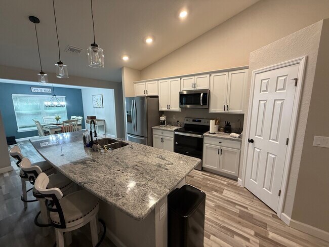 Building Photo - 9839 SW 41st Ave