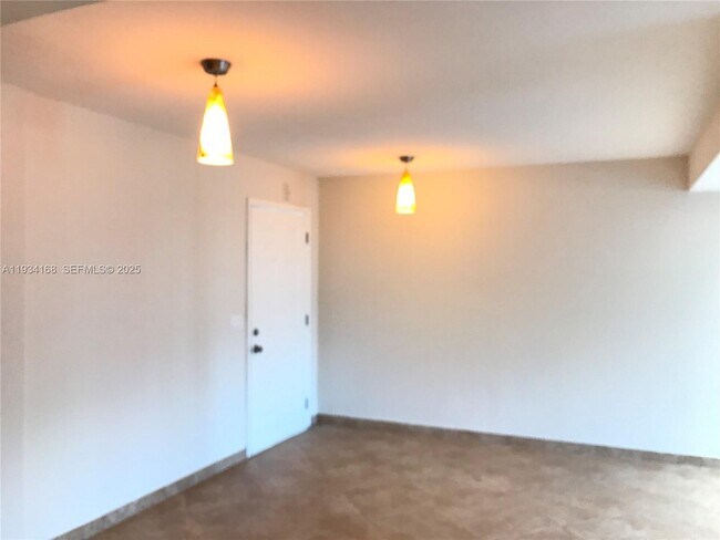 Building Photo - 9355 Fontainebleau Blvd