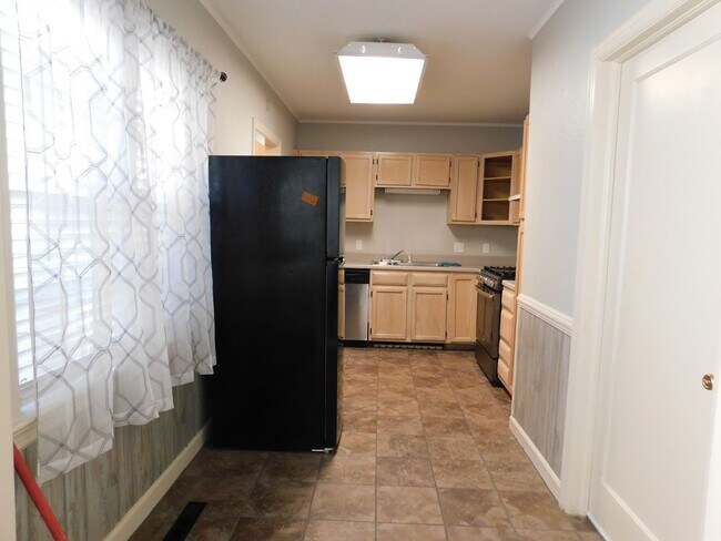 Building Photo - 2 Bed 1.5 Bath Duplex near downtown