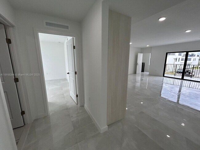 Building Photo - 14568 SW 261 St Ter