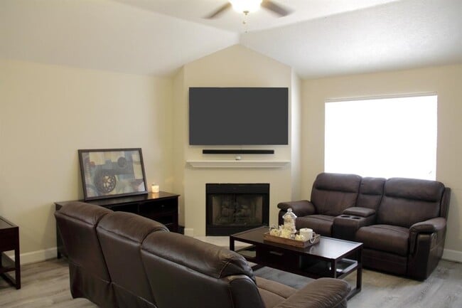 Building Photo - 1803 Edinburg Ave