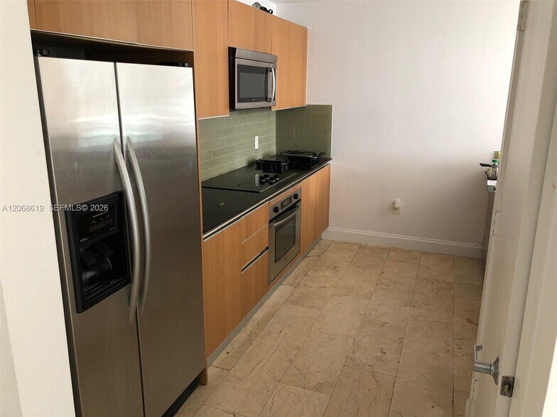 Building Photo - 1060 Brickell Ave