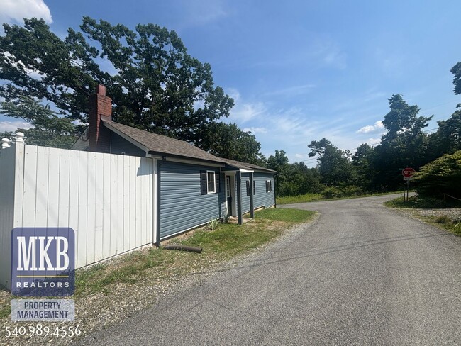 Building Photo - 812 Montvue Rd