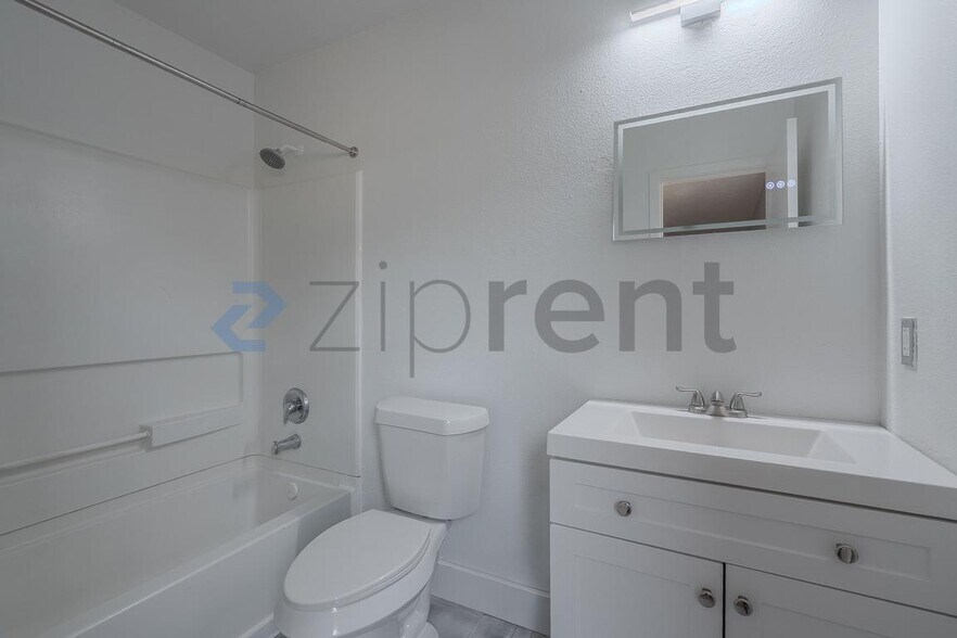 Building Photo - Unit