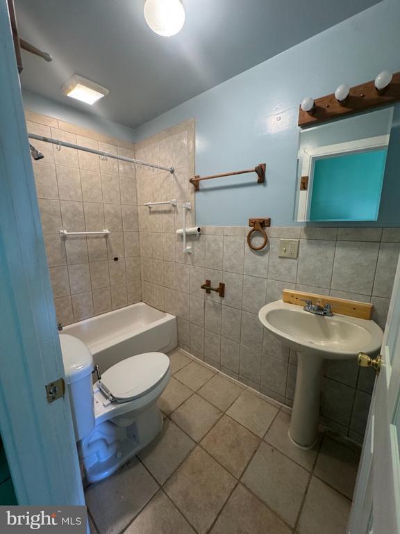 Building Photo - 332 E Broadway