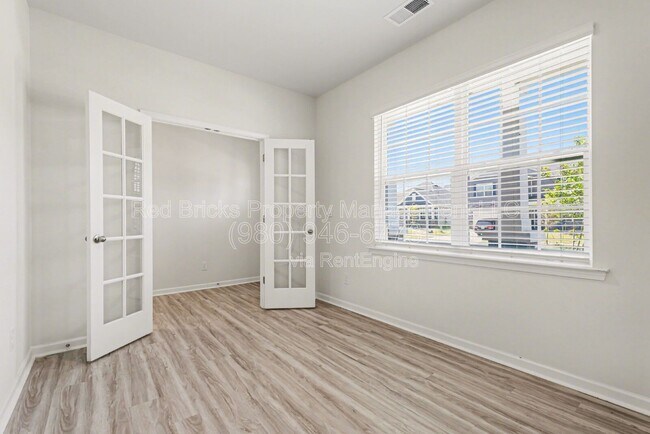 Building Photo - 1362 Secrest Cmns Dr