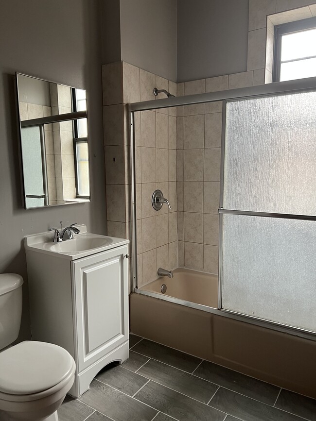 Building Photo - 933 W Sheridan Rd