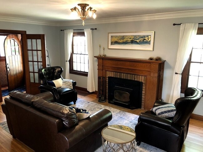 Building Photo - Charming Tudor 3 Blocks From Mayo