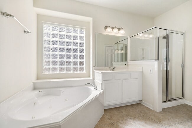 Building Photo - 24915 Pikecrest Dr