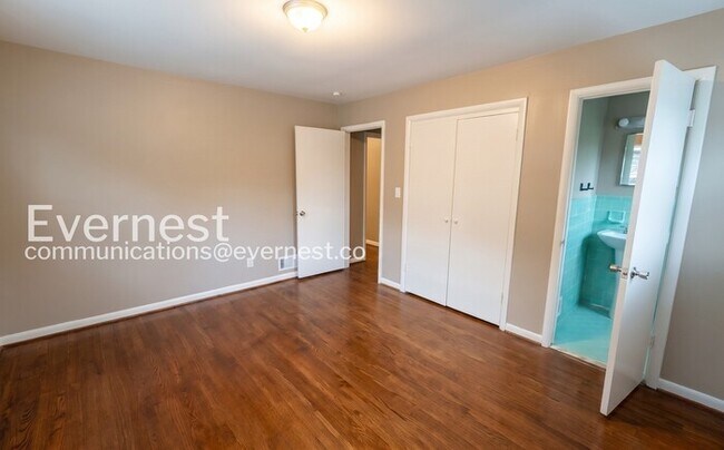 Building Photo - 3 Bed/2 Bath home with Garage / Pet-Friendly / Vouchers Accepted / Available Now!