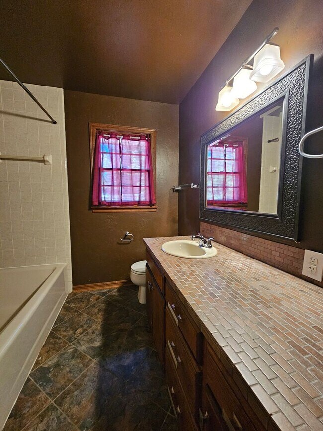 Building Photo - (3) Bed/(2) Bath in Core Norman! Pet Negotiable!