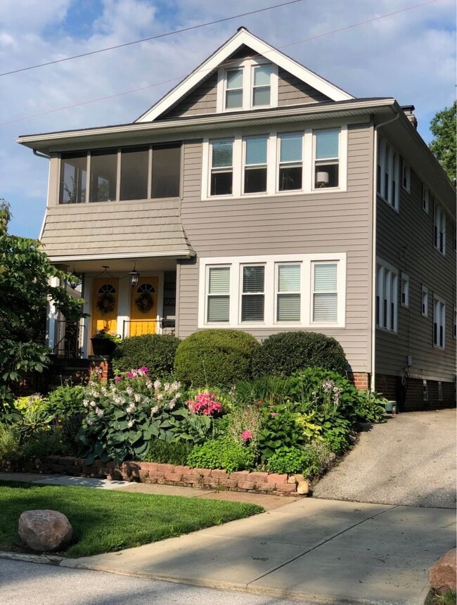 Building Photo - 1124 Summit Ave