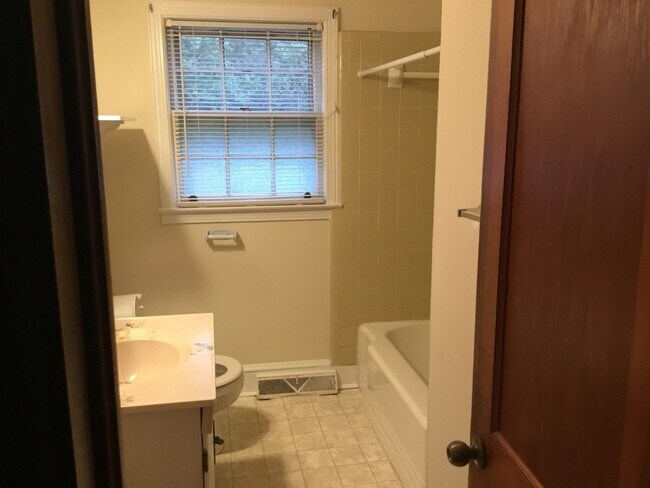 Building Photo - 1035 Candlewood Ln