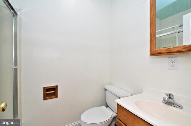 Building Photo - 1554 N Lawrence St