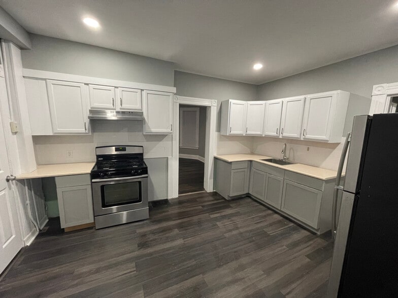 Building Photo - 595 William St