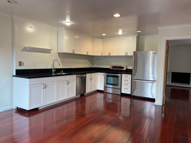 Building Photo - 3423 Catalina Ave