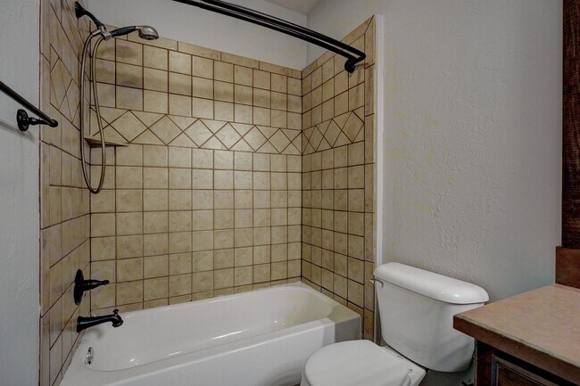 Building Photo - Stunning 3 Bedroom Home with Fireplace, Community Amenities & Open Floor Plan