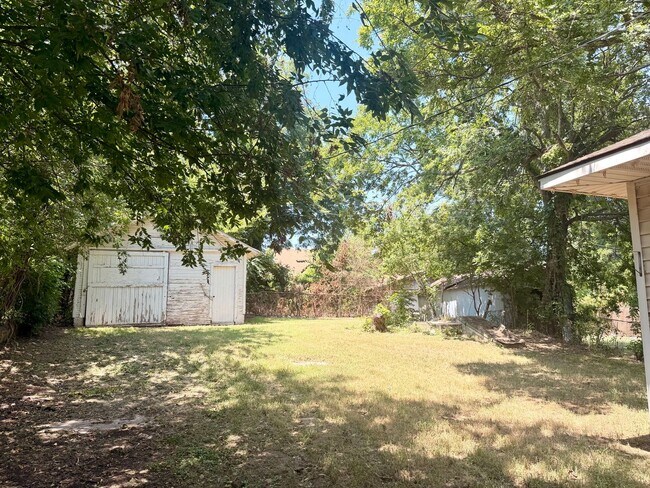 Building Photo - 3 Bedroom and 2 Bathroom Home in Shawnee for rent!