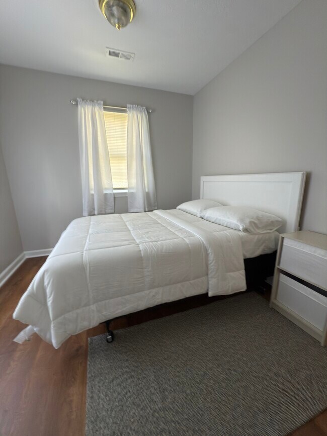 Building Photo - Churchill Downs Residence