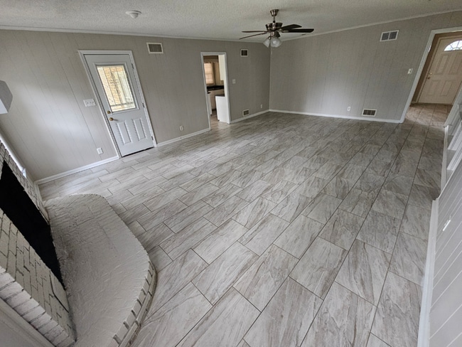 Building Photo - Massive 4BR/3BA Memphis Rental | Brick Fireplace & Built-Ins | Fenced Yard!