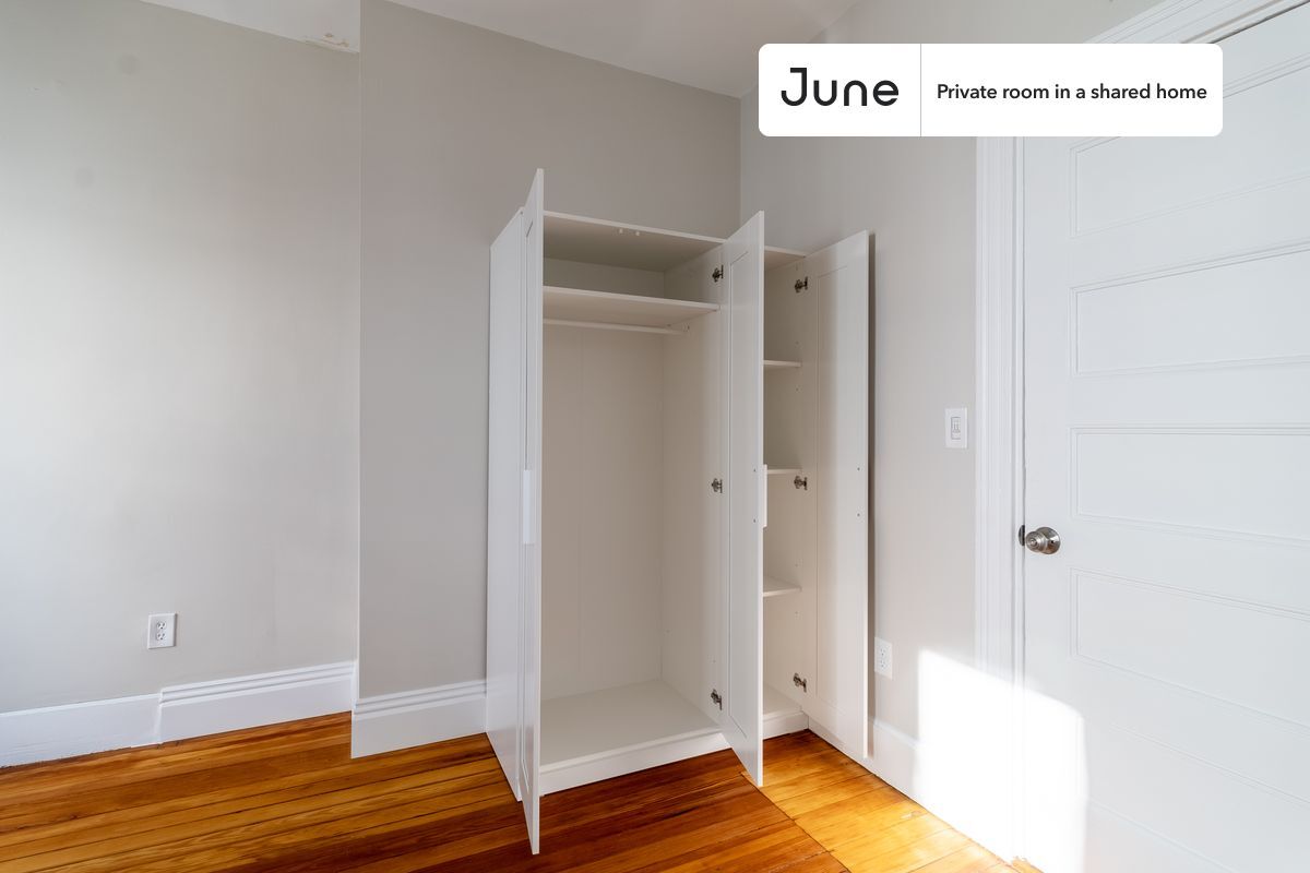 Building Photo - Private bedroom in 5 bed/2 bath Home