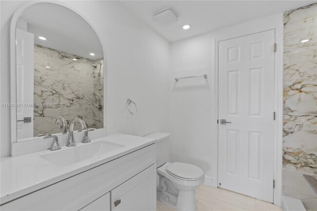 Building Photo - 9373 Fontainebleau Blvd