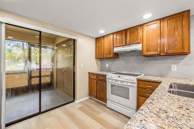Building Photo - 125 Woodlake Wynde