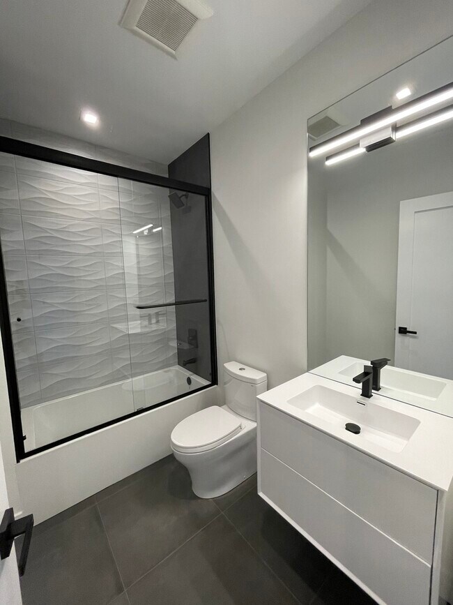 Building Photo - 719 N Elizabeth St