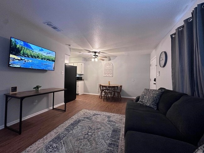 Building Photo - 3802 Pine St