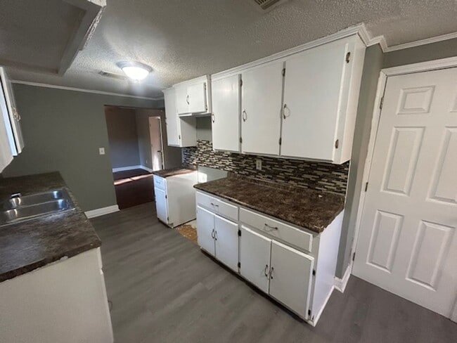 Building Photo - 3530 Beaumont Ave