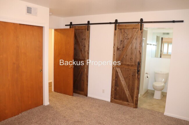 Building Photo - 738 Carmelita Dr