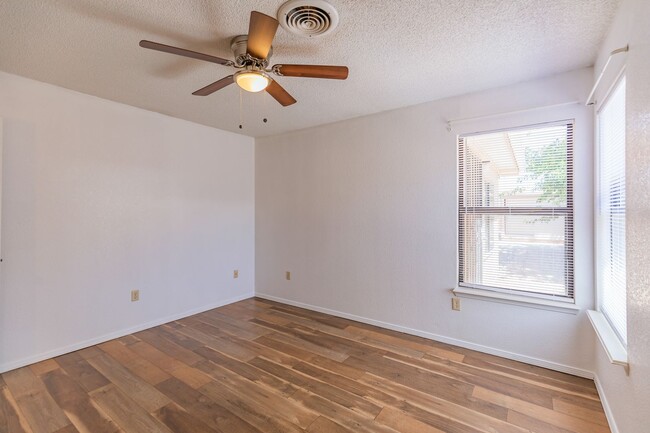 Building Photo - 3 Bedroom 2 Bath Home