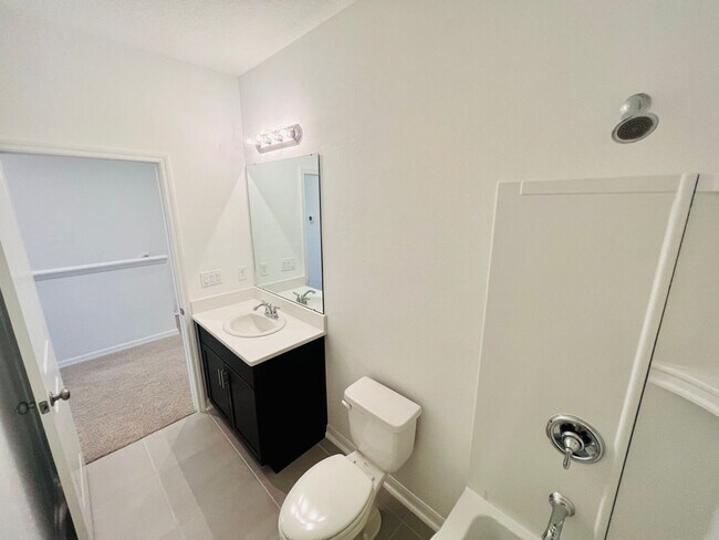 Building Photo - Beautiful 3 bedroom 2.5 bath Townhome!