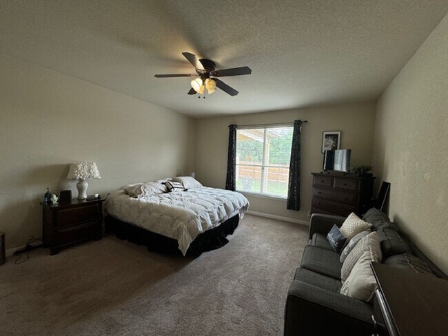 Building Photo - Texas Size Home!! Featuring over 2700 sq ft