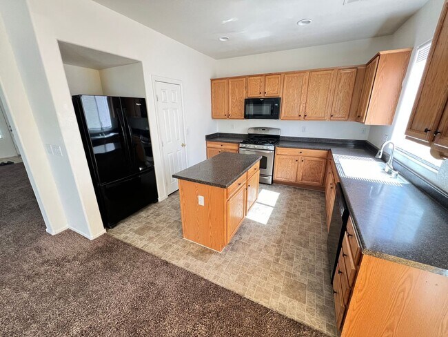 Building Photo - 4 Bedroom home with large lot