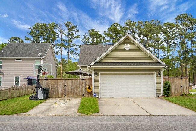 Building Photo - Johns Island 4BR, 2.5 BA Gem: Features Wood Floors, 2-Car Garage, & Community Pool