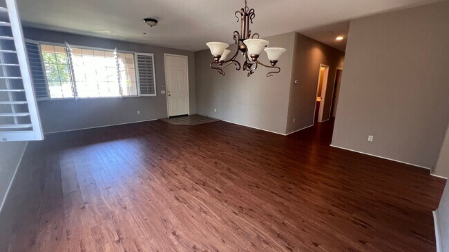 Building Photo - Beautiful home in gated community! Spaciou...