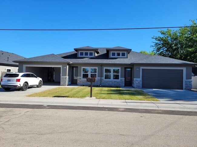 Building Photo - Stunning Townhome In Meridian!