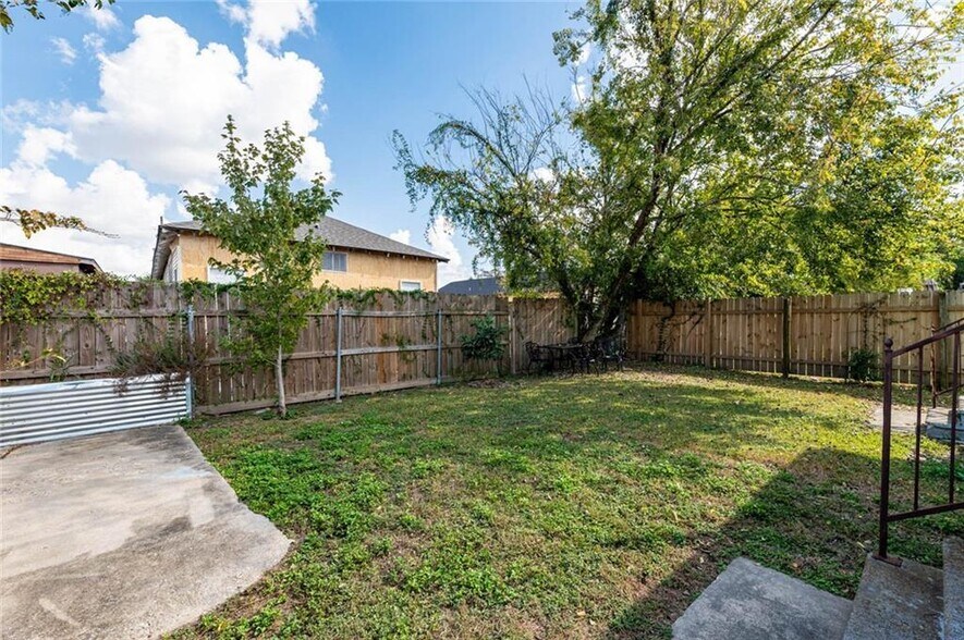 fully fenced yard - 1519 Pauline St